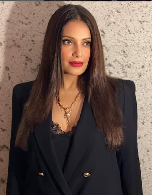 Bipasha Basu is seen wearing a black blazer and necklace. His makeup is simple but glamorous, and his style looks very stylish and attractive.