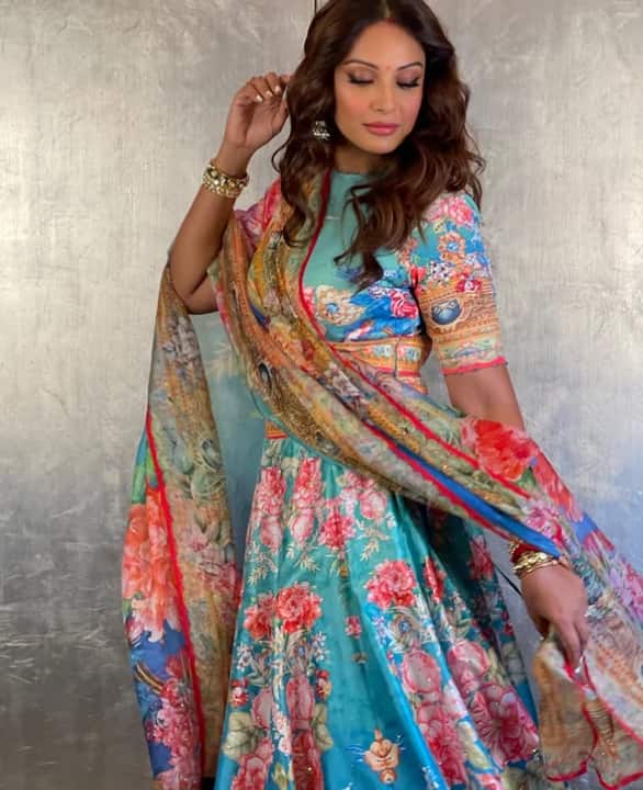 Bipasha Basu looks very cute in a colorful floral lehenga. His stylish style and graceful poses are making him even more beautiful.
