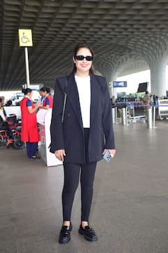 Celebs Spotted: नो मेकअप लुक में दिखीं श्वेता, क्रॉप टॉप संग ओवरसाइज ब्लेजर में खूब जचीं वामिका, देखें स्टार्स का लुक