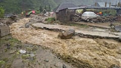 हिमाचल के बिलासपुर में फटा बादल, मलबे में दबीं कई गाड़ियां, खेतों को हुआ भारी नुकसान