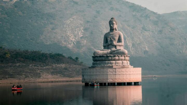 बिहार नाम संस्कृत शब्द 'विहार' से लिया गया है. 'विहार' का मतलब होता है 'ठहरने की जगह'. प्राचीन काल में बिहार की धरती पर बौद्ध भिक्षुओं के लिए कई मठ और आश्रम बनाए गए थे, जिन्हें 'विहार' कहा जाता था.