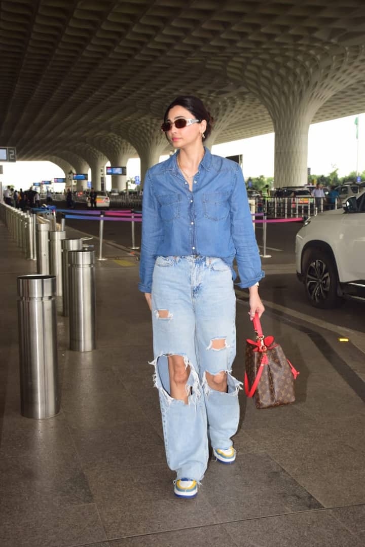 Daisy Shah was also captured at the airport by Paparaji in a very stylish look. The actress also gave many poses to paps.