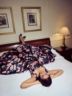 'द क्रिमिनल जस्टिस 4' की एक्ट्रेस ने फ्लावर प्रिट ड्रेस पहन दिए सिजलिंग पोज, दिल लूट लेंगी सुरवीन चावला की ये तस्वीरें