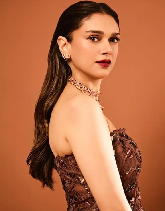 Aditi Rao Hydari was born in a royal family in Hyderabad. Aditi's great -grandfather has been the Prime Minister of Hyderabad and uncle Governor. Aditi became the queen of Mayanagari, leaving the streets of the royal family.