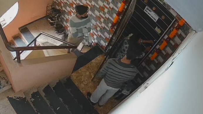 पत्ता विचारण्याच्या बहाण्याने महिलेचा पाठलाग करून घरात घुसून सोन्याची पोत ओरबाडल्याची धक्कादायक घटना घडली आहे.