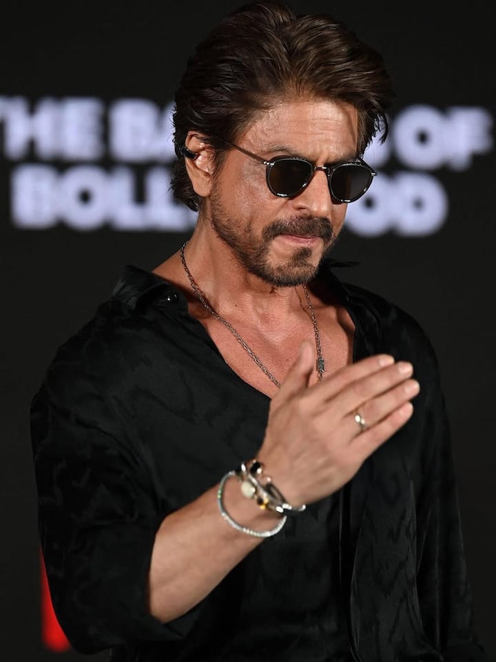 Meanwhile, a picture of King Khan has surfaced from the set, which the fans say that this is the look of his upcoming project 'King'.