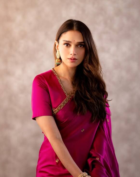 In Bollywood films, you must have seen many actresses playing the role of queen and princess, but do you know there are some of them who are also princesses in real life. One of them is such that you will be surprised to hear. We are talking about Aditi Rao Hydari, who played Mehrunnisa in Sanjay Leela Bhansali's film 'Padmavat'.