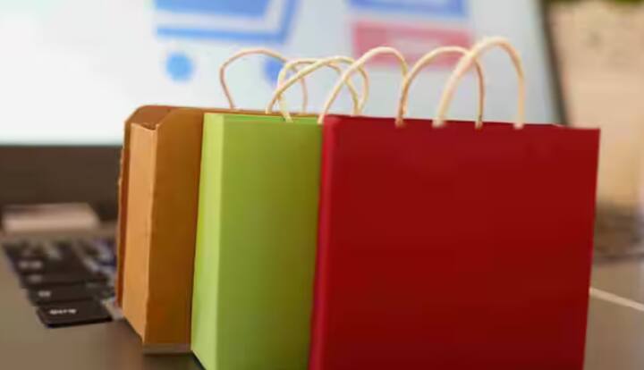 ਕਈ ਵਾਰ ਘੁਟਾਲੇਬਾਜ਼ ਗਾਹਕਾਂ ਨੂੰ ਬਹੁਤ ਆਕਰਸ਼ਕ ਆਫਰਸ ਦਿਖਾ ਕੇ ਫਸਾਉਂਦੇ ਹਨ। ਜਿਵੇਂ ਕਿ ਉਹ ਮਹਿੰਗੇ ਸਮਾਰਟਫੋਨ ਜਾਂ ਗੈਜੇਟਸ ਨੂੰ ਬਹੁਤ ਘੱਟ ਕੀਮਤਾਂ 'ਤੇ ਵੇਚ ਕੇ ਲੁਭਾਉਂਦੇ ਹਨ। ਜਦੋਂ ਕਿ ਅਸਲ ਵਿੱਚ ਅਜਿਹੇ ਉਤਪਾਦ ਜਾਂ ਤਾਂ ਨਕਲੀ ਹੁੰਦੇ ਹਨ ਜਾਂ ਬਿਲਕੁਲ ਵੀ ਡਿਲੀਵਰ ਨਹੀਂ ਕੀਤੇ ਜਾਂਦੇ। ਇਸ ਲਈ, ਡੀਲ 'ਤੇ ਭਰੋਸਾ ਕਰਨ ਤੋਂ ਪਹਿਲਾਂ ਹਮੇਸ਼ਾ ਉਨ੍ਹਾਂ ਦੇ ਸੋਰਸ ਦੀ ਜਾਂਚ ਕਰੋ ਅਤੇ ਸਿਰਫ਼ ਭਰੋਸੇਯੋਗ ਪਲੇਟਫਾਰਮਾਂ ਤੋਂ ਹੀ ਖਰੀਦੋ।