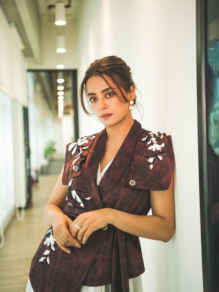 टीवी इंडस्ट्री से अपने एक्टिंग करियर की शुरुआत करते हुए अब सुरवीन चावला ने एंटरटेनमेंट इंडस्ट्री में अपनी अच्छी–खासी पहचान बना ली है. 'कसौटी जिंदगी की' से उन्होंने घर–घर अपनी पहचान बनाई थी. आज अदाकारा इस मुकाम पर हैं कि उन्हें किसी इंट्रो की जरूरत नहीं पड़ती.