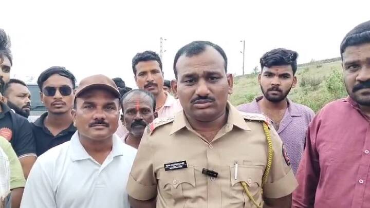 पुणे-पंढरपूर मार्गावरील नीरा रेल्वे गेटवर या चोरांना काही तरुणांना अडवले. मात्र या तरुणांना या चोरांनी रिवाल्वर दाखवून ते पळून गेले असे स्थानिकांकडून सांगण्यात आला आहे.