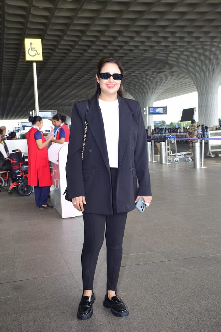 This airport look of Yuvika Chaudhary is classy and modern. He is wearing black blazers and black pants with white tops. Black shoes, chain bags and stylish sunglasses are making their look more elegant.