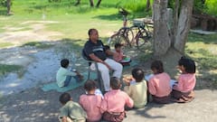बस्ती में शिक्षक ने सड़क पर लगा दी बच्चों की क्लास! वजह जानकर आप भी रह जाएंगे हैरान