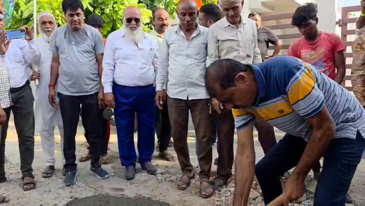 સ્થાનિકોએ વારંવાર રજૂઆતો કરવા છતાં નગરપાલિકા દ્વારા કોઈ કાર્યવાહી ન થતાં, કિરીટ પટેલે પોતાના સમર્થકો સાથે મળીને પાવડા અને મિશ્રણ મશીનની મદદથી ખાડા પૂરવાનું કામ હાથ ધર્યું હતું. આ ઘટનાએ નગરપાલિકાની કામગીરી પર સવાલો ઉભા કર્યા છે, જ્યારે ધારાસભ્યની આ પહેલ લોકોમાં પ્રશંસાનું પાત્ર બની છે.