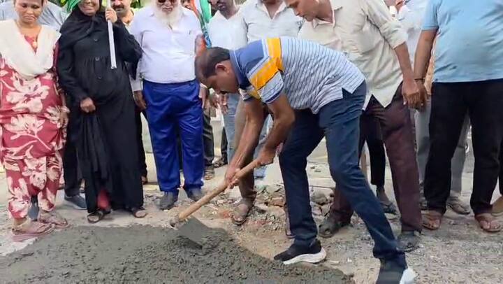 પાટણ શહેરમાં ખાસ કરીને વોર્ડ નંબર 11 માં આવેલી સોસાયટીઓના રહીશો માટે રસ્તા પરના ખાડા એક મોટી સમસ્યા બની ગયા હતા. આ વિસ્તારમાં પદ્મનાથ થી યદુવીલા સુધીના માર્ગ પર મોટા ખાડાઓને કારણે વાહનચાલકો અને રાહદારીઓને ભારે મુશ્કેલીઓનો સામનો કરવો પડી રહ્યો હતો. આસપાસની યસ ગ્રીન, યસ કુટિર, યદુ વીલા, યસધામ સહિત 20 થી વધુ સોસાયટીના રહીશોએ આ અંગે પાટણ નગરપાલિકામાં અનેકવાર લેખિત અને મૌખિક રજૂઆતો કરી હતી, પરંતુ કોઈ નક્કર કાર્યવાહી થઈ ન હતી.