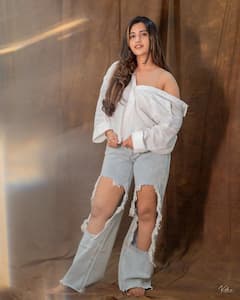 Sravanthi Chokarapu Photos: ప్యాంటు చిరిగింది... షర్ట్ వేసే స్టైల్ మారింది... యాంకర్ స్రవంతి లేటెస్ట్ ఫోటోలు చూశారా?