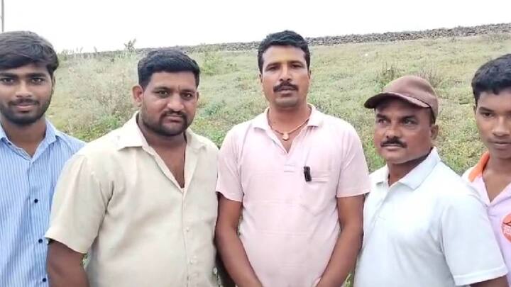 गावातील तरुणांच्या मदतीने या चोरट्यांना पोलिसानी ताब्यात घेतले.