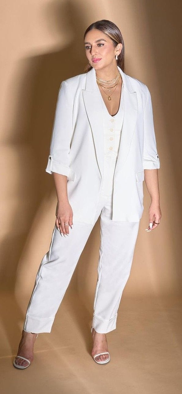 Seeing the look of Huma in this photo too, it is difficult to remove her eyes. He has entered his look by carrying outfits in a stylish way. Hasina has also carried matching sandals with all white outfits. He completed his look with statement neckpiece and small earrings.