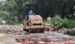 ਸ਼ਰਾਬੀਆਂ ਲਈ ਸਭ ਤੋਂ ਵੱਡਾ ਦੁੱਖ ! 2 ਕਰੋੜ ਦੀਆਂ 82 ਹਜ਼ਾਰ ਸ਼ਰਾਬ ਦੀਆਂ ਬੋਤਲਾਂ 'ਤੇ ਪੁਲਿਸ ਨੇ ਚਲਾਇਆ ਬੁਲਡੋਜ਼ਰ , ਦੇਖੋ ਵੀਡੀਓ