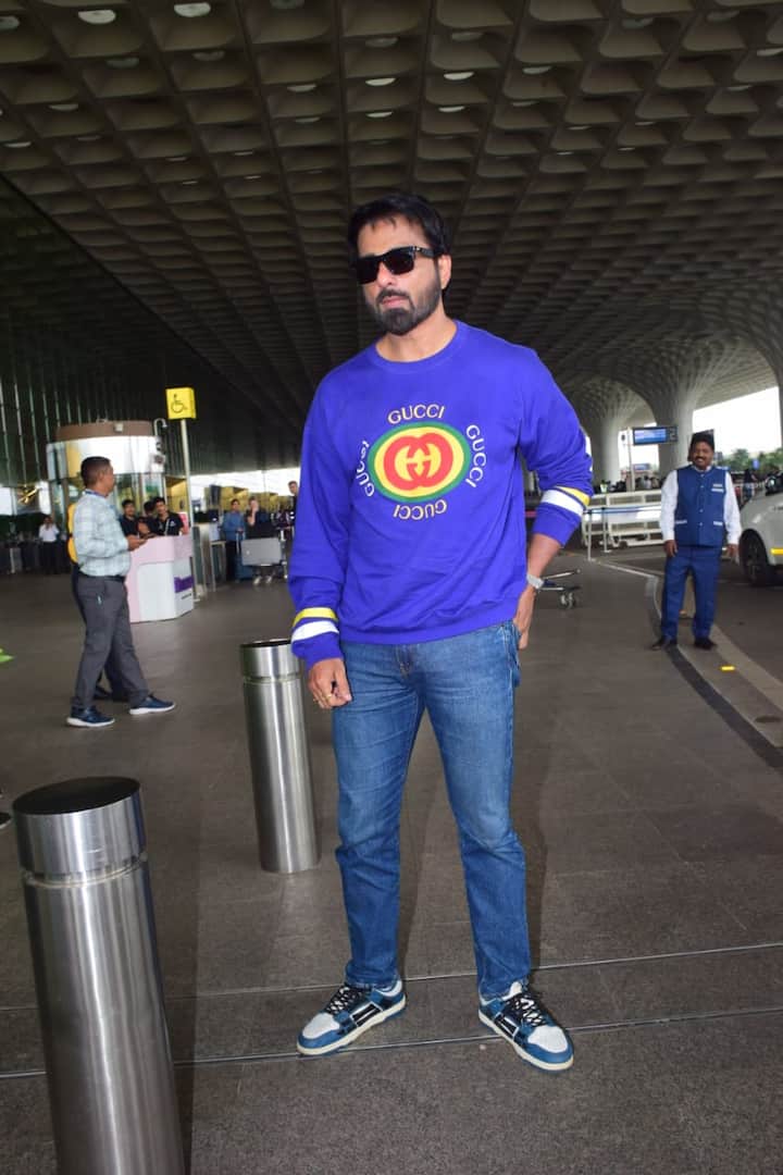 This airport look of Sonu Sood is very sporty and stylish. He is wearing blue denim jeans with Blue Gucci sweatshirt. Matching blue-white sneakers and black sunglasses are making their look cool and trendy.