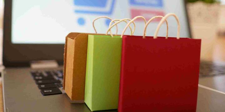 कई बार स्कैमर्स बेहद आकर्षक ऑफर्स दिखाकर ग्राहकों को फंसाते हैं. जैसे महंगे स्मार्टफोन या गैजेट्स को बेहद कम कीमत पर बेचने का लालच देते हैं. जबकि असलियत में ऐसे प्रोडक्ट या तो नकली होते हैं या फिर डिलीवर ही नहीं किए जाते. इसलिए हमेशा डील्स पर भरोसा करने से पहले उनके सोर्स की जांच करें और सिर्फ भरोसेमंद प्लेटफॉर्म्स से ही खरीदारी करें.