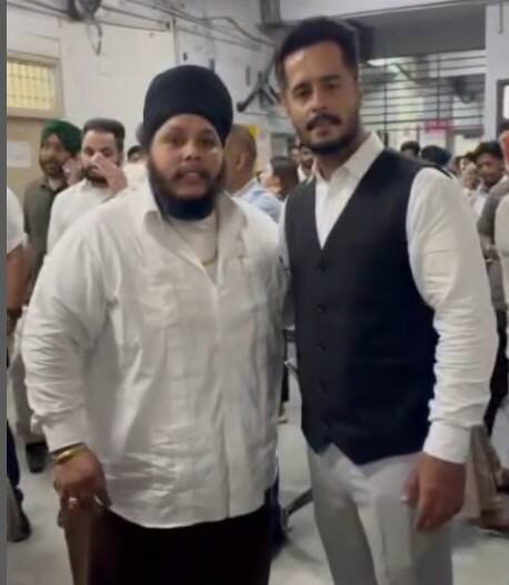 ਮਾਮਲੇ ਦੀ ਜਾਂਚ ਤੋਂ ਬਾਅਦ ਹੋਏਗੀ ਕਾਰਵਾਈ- ਐਸਐਚਓ ਆਕਾਸ਼ ਦੂਜੇ ਪਾਸੇ, ਦੋਰਾਹਾ ਥਾਣੇ ਦੇ ਐਸਐਚਓ ਆਕਾਸ਼ ਨੇ ਕਿਹਾ ਕਿ ਬੀਤੀ ਰਾਤ ਹਨੀ ਸੇਠੀ ਨੇ ਸ਼ਿਕਾਇਤ ਦਰਜ ਕਰਵਾਈ ਹੈ। ਉਨ੍ਹਾਂ ਨੇ ਪੁਲਿਸ ਨੂੰ ਉਹ ਵੀਡੀਓ ਵੀ ਦਿਖਾਇਆ ਜਿਸ ਵਿੱਚ ਇੱਕ ਵਿਅਕਤੀ ਕਾਰ 'ਤੇ ਹਮਲਾ ਕਰਦਾ ਦਿਖਾਈ ਦੇ ਰਿਹਾ ਹੈ। ਹਨੀ ਦੇ ਅਨੁਸਾਰ, ਉਸਦੀ ਪ੍ਰਿੰਕਲ ਨਾਲ ਦੁਸ਼ਮਣੀ ਹੈ। ਉਸਨੂੰ ਸ਼ੱਕ ਹੈ ਕਿ ਉਸਨੇ ਉਸ 'ਤੇ ਹਮਲਾ ਕਰਵਾਇਆ ਹੈ। ਫਿਲਹਾਲ, ਪੁਲਿਸ ਇਸ ਮਾਮਲੇ ਦੀ ਜਾਂਚ ਕਰ ਰਹੀ ਹੈ। ਜਾਂਚ ਤੋਂ ਬਾਅਦ, ਪੁਲਿਸ ਅਗਲੀ ਕਾਰਵਾਈ ਕਰੇਗੀ।