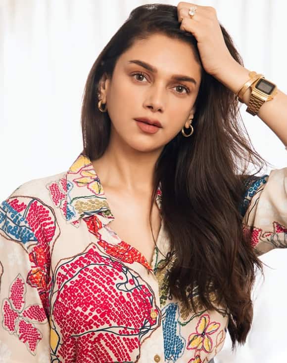 According to the news, Aditi's parents had a love marriage, but when Aditi was 2 years old, her parents separated. Aditi was very close to her mother since childhood.