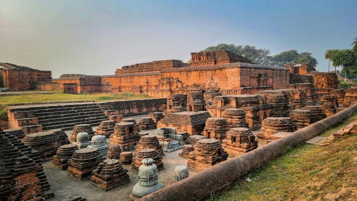 ये विहार बौद्ध धर्म के प्रचार-प्रसार और शिक्षा के प्रमुख केंद्र थे. धीरे-धीरे, यह क्षेत्र 'विहारों की भूमि' के नाम से प्रसिद्ध हुआ, जो बाद में 'बिहार' बन गया.