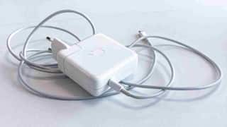 ਹਮੇਸ਼ਾ ਚਿੱਟੇ ਰੰਗ ਦੇ ਹੀ ਕਿਉਂ ਹੁੰਦੇ ਨੇ ਸਮਾਰਟਫੋਨ ਦੇ ਚਾਰਜਰ ? 99% ਲੋਕ ਨਹੀਂ ਜਾਣਦੇ ਇਸ ਪਿੱਛੇ ਦਾ ਰਾਜ਼