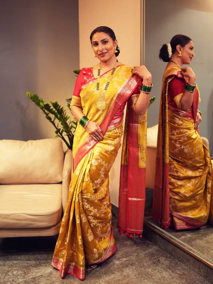 पारंपरिक नथ घालून तिने आपल्या लूकला नाजूक पण लक्षवेधी उठाव दिला आहे.