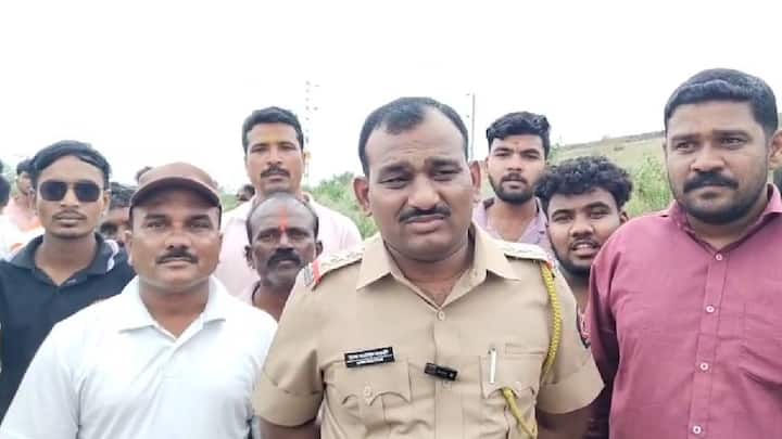 या दरम्यान तरुणांना एक चोर पकडण्यात यश आलं आहे, तर दोघेजण ऊसामध्ये लपून बसले होते. त्यानंतर पोलिसांनी ड्रोनच्या साह्याने ऊसात लपलेल्या या चोरांचा शोध घेतला