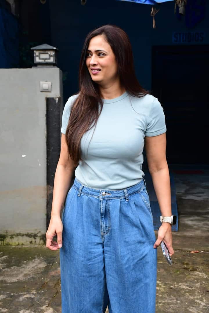 TV's famous Hasina Shweta Tiwari was also captured on the camera of Paps on Saturday. During this time, she also looked very gorgeous in no makeup look.