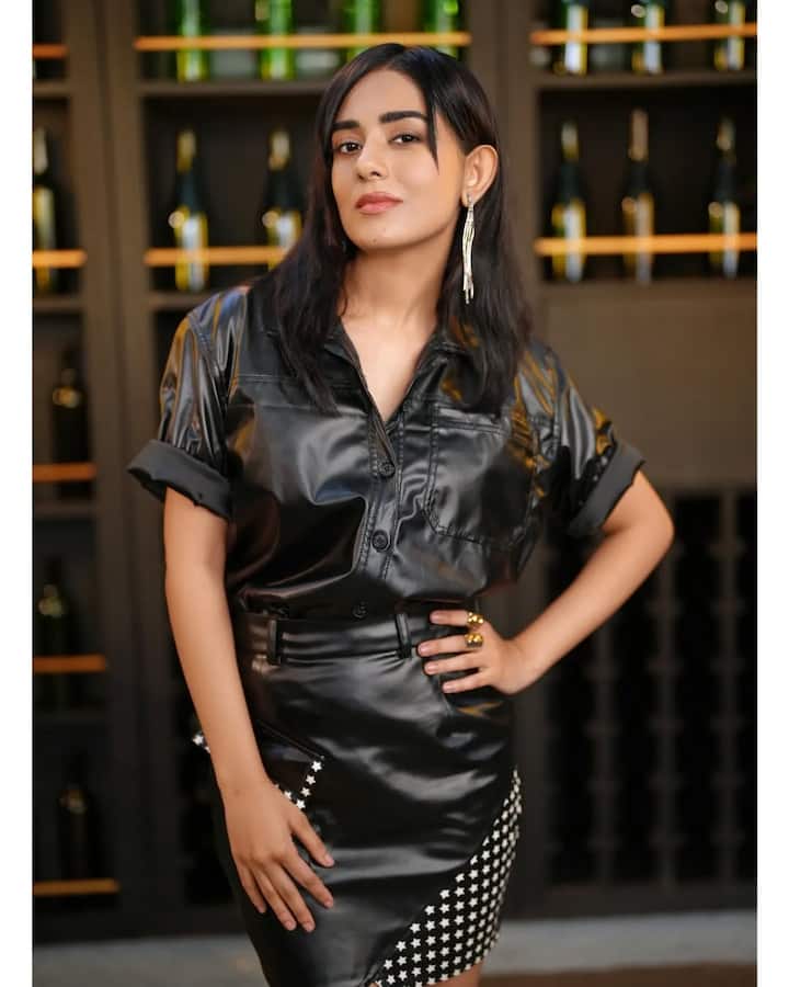 Really, seeing this picture of Amrita Rao, anyone will be hungry on her. Amrita Rao is wreaking havoc in a black leather jacket and skirt. Really, in this outfit, her style is giving Lady Boss Wives. The actress looks very glamorous with open hair and slight smile.