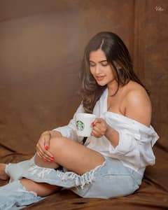 Sravanthi Chokarapu Photos: ప్యాంటు చిరిగింది... షర్ట్ వేసే స్టైల్ మారింది... యాంకర్ స్రవంతి లేటెస్ట్ ఫోటోలు చూశారా?