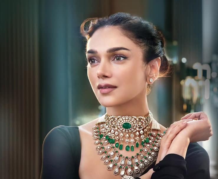 After this, Aditi Rao married another with Siddharth and both are very happy with each other.
