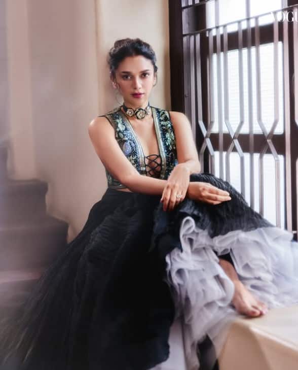 Aditi's father's name is Ehsan Hydari and mother's name is Vidya Rao. Aditi's mother was a famous singer of that time and a famous singer of Dadra. Aditya's father was a Muslim and the mother belonged to the Hindu family.