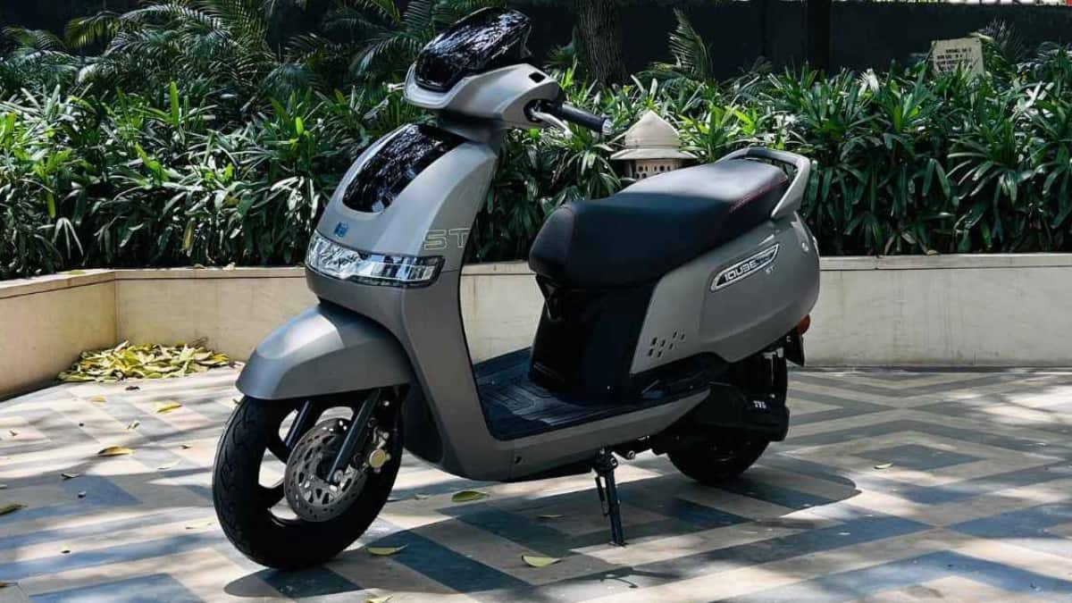 TVS iQube Discount: ரூ.22 ஆயிரம் ஆஃபர்.. சிங்கிள் சார்ஜில் 212 கி.மீட்டர் செல்லும் TVS iQube விலை இவ்ளோதானா!