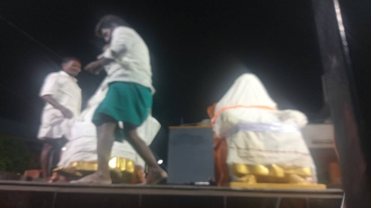 நள்ளிரவு வரை பரபரப்பை கிளப்பிய திமுகவினர்: அனுமதியின்றி முன்னாள் அமைச்சர் கோ.சி.மணி சிலையை வைக்க முயற்சி