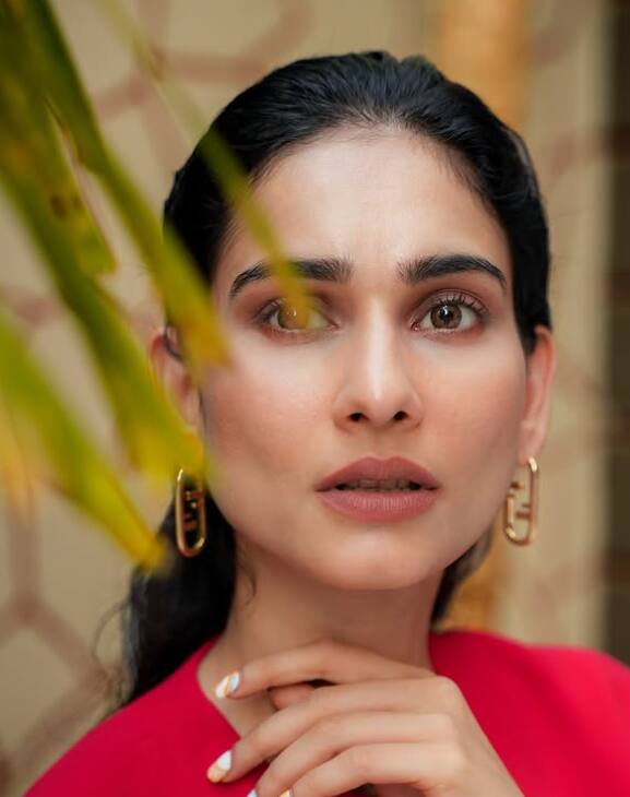 Aneri started her career in 2012 with the TV show 'Kali-Ek Realivetar', in which she played an important role.