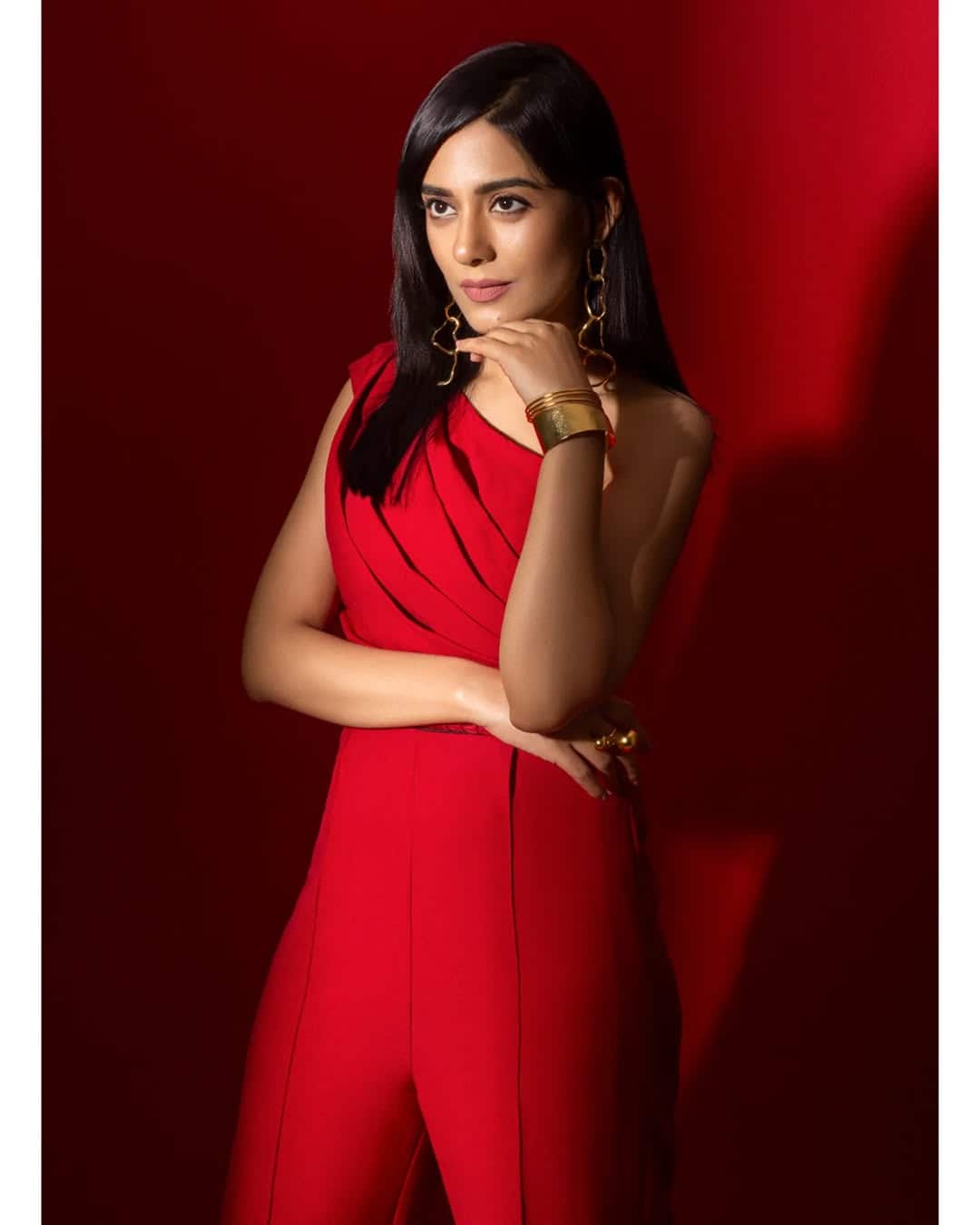 Now talk about Amrita Rao, she also makes headlines with her style and fashion sense. In this picture, you can see that the actress has carried a dark red color outfit which is quite on her. With this, Hasina also pair Gold Bracelet and Long Earings. Keeping his makeup minimal, he has completed this entire look.
