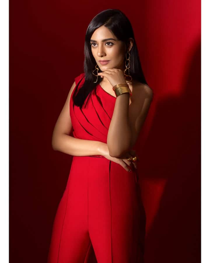 Now talk about Amrita Rao, she also makes headlines with her style and fashion sense. In this picture, you can see that the actress has carried a dark red color outfit which is quite on her. With this, Hasina also pair Gold Bracelet and Long Earings. Keeping his makeup minimal, he has completed this entire look.