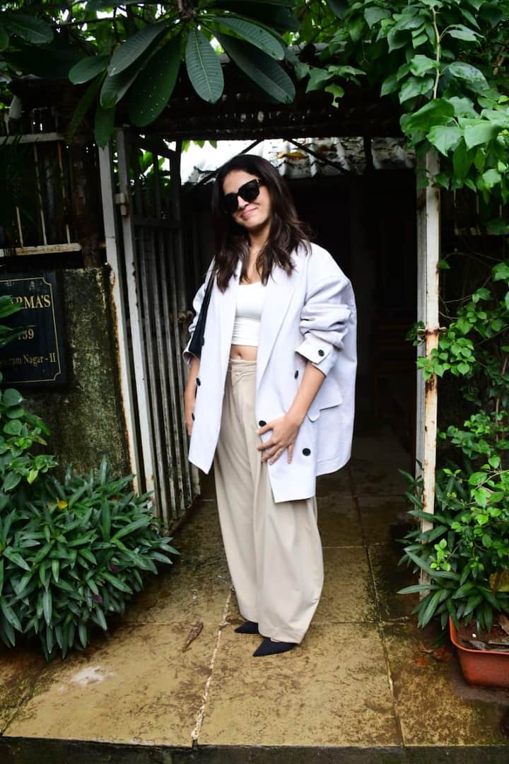Bollywood actress and national crush Vamika Gabbi was spotted by Paps in Mumbai. Where she appeared in a funky look.