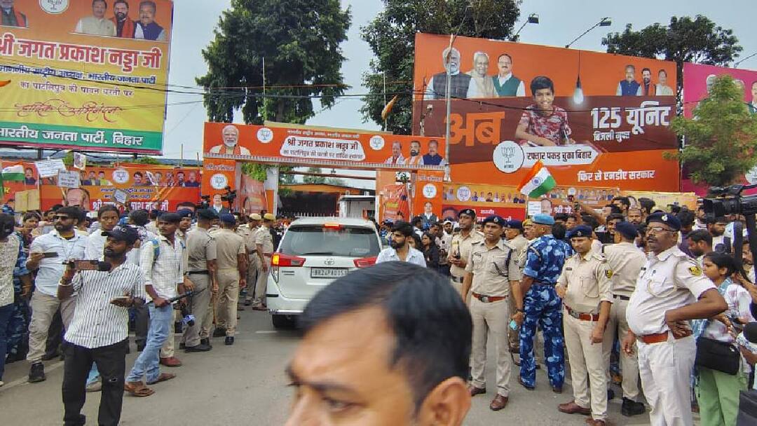 Contract Workers Protest: पटना में BJP दफ्तर के बाहर संविदा कर्मियों का जोरदार प्रदर्शन, जेपी नड्डा के आने से पहले हुआ हंगामा Bihar special survey contract workers protest outside BJP office Before arrival of JP Nadda in Patna Contract Workers Protest: पटना में BJP दफ्तर के बाहर संविदा कर्मियों का जोरदार प्रदर्शन, जेपी नड्डा के आने से पहले हुआ हंगामा