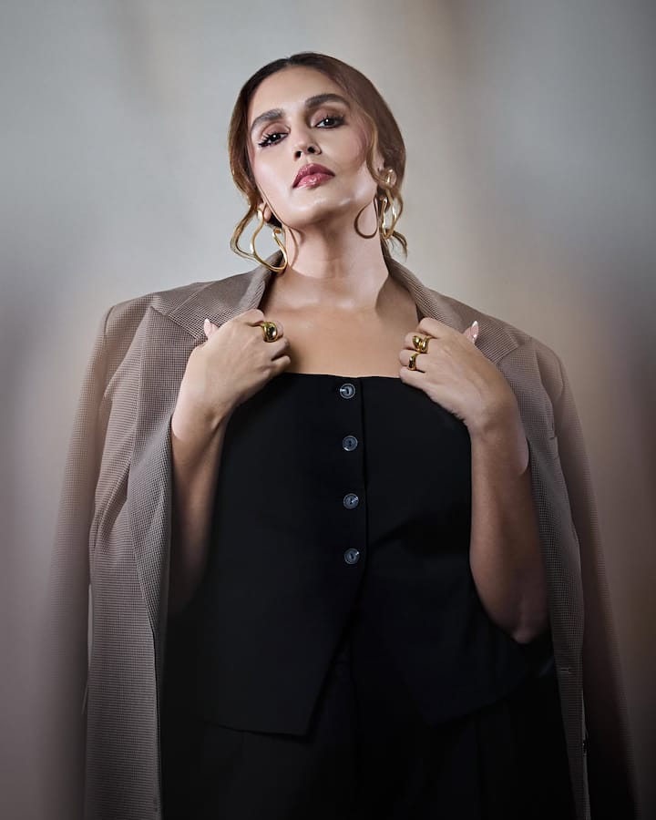 In this viral photo, you can see that the actress has carried a black color vest. With whom he has also pairing a blazer of contrasting color, which is very much on them. Huma Qureshi completed her look with Chunky Gold Jewelery and Glausi makeup.