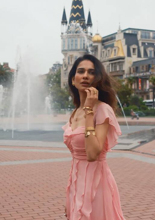 She is also very active on social media and has a big fan following on Instagram. His fans often show love on his glamorous pictures and shoots. Aneri, who is fond of fitness and yoga, is also in the discussion about her lifestyle.