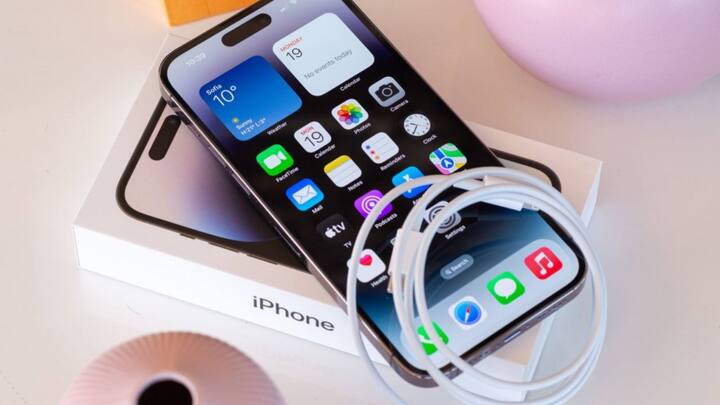 iPhone discount offer : यावेळी सर्वात मोठी बातमी ही iPhone 14 च्या किमती विषयी आहे. iPhone 14 फक्त 39,999 मध्ये विकत घेतला जाऊ शकतो, इतर बँकींग सुविधा देखील उपलब्ध असणार आहेत. ही बातमी आश्चर्यजनक बातमी आहे कारण, सध्या या फोनची किंमत 52,990 आहे आणि लाँच करण्याच्या वेळी त्याची किंमत 79,999 होती.