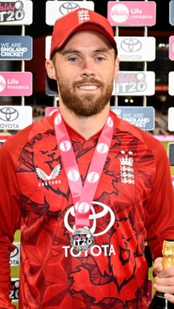 দুরন্ত সেঞ্চুরি হাঁকাতেই সূর্যকুমারকে টেক্কা দিয়ে রেকর্ড সল্টের