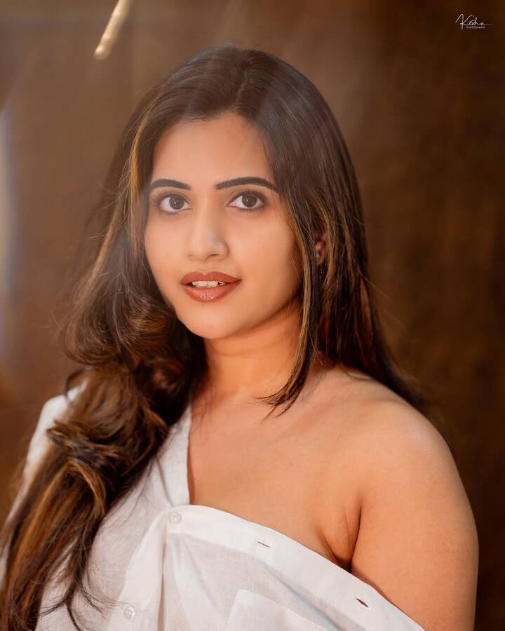 స్రవంతి చోకరపు చేసిన ఈ లేటెస్ట్ ఫోటోషూట్ సోషల్ మీడియాలో వైరల్ అవుతోంది. (Image Courtesy: sravanthi_chokarapu / Instagram)