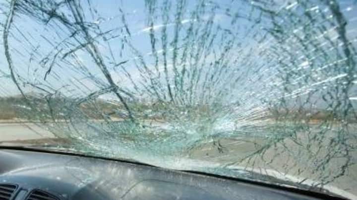 Ludhiana News: ਪੰਜਾਬ ਦੇ ਲੁਧਿਆਣਾ ਵਿੱਚ, ਦਿੱਲੀ ਹਾਈਵੇਅ 'ਤੇ ਇੱਕ ਅਣਪਛਾਤੇ ਵਿਅਕਤੀ ਨੇ ਸੋਸ਼ਲ ਮੀਡੀਆ ਇੰਨਫਲੂਇੰਸਰ ਅਤੇ ਜੁੱਤੀਆਂ ਦੇ ਕਾਰੋਬਾਰੀ ਹਨੀ ਸੇਠੀ ਦੀ ਕਾਰ 'ਤੇ ਤਲਵਾਰ ਨਾਲ ਹਮਲਾ ਕਰ ਦਿੱਤਾ।