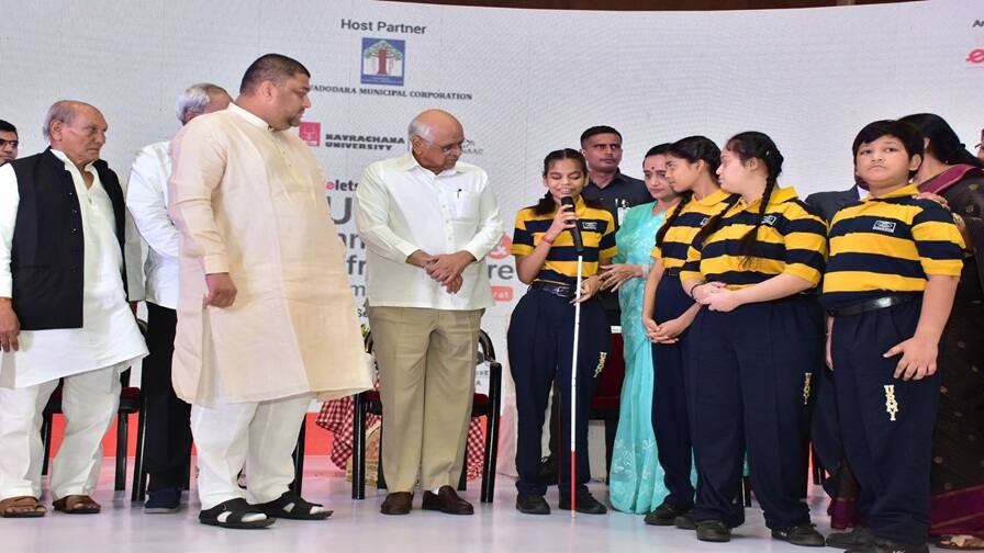 પ્રજ્ઞાચક્ષુ બાળકીએ બનાવ્યો CM ભૂપેન્દ્ર પટેલનો સ્કેચ,મુખ્યમંત્રીએ માઈક આપી સાંભળી વિદ્યાર્થિનીની વાત