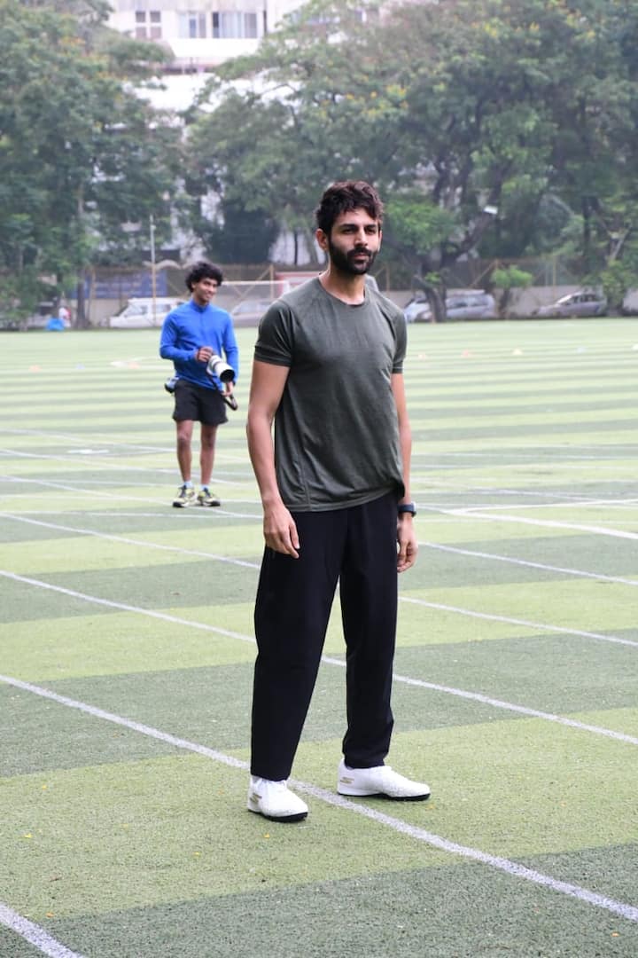 अब एक बार फिर अभिनेता अपनी फिटनेस को लेकर चर्चा में आ गए हैं. दरअसल हाल ही में उन्हें पैप्स ने स्पॉट किया और अब उनकी तस्वीरें सोशल मीडिया पर काफी वायरल हो रही हैं.